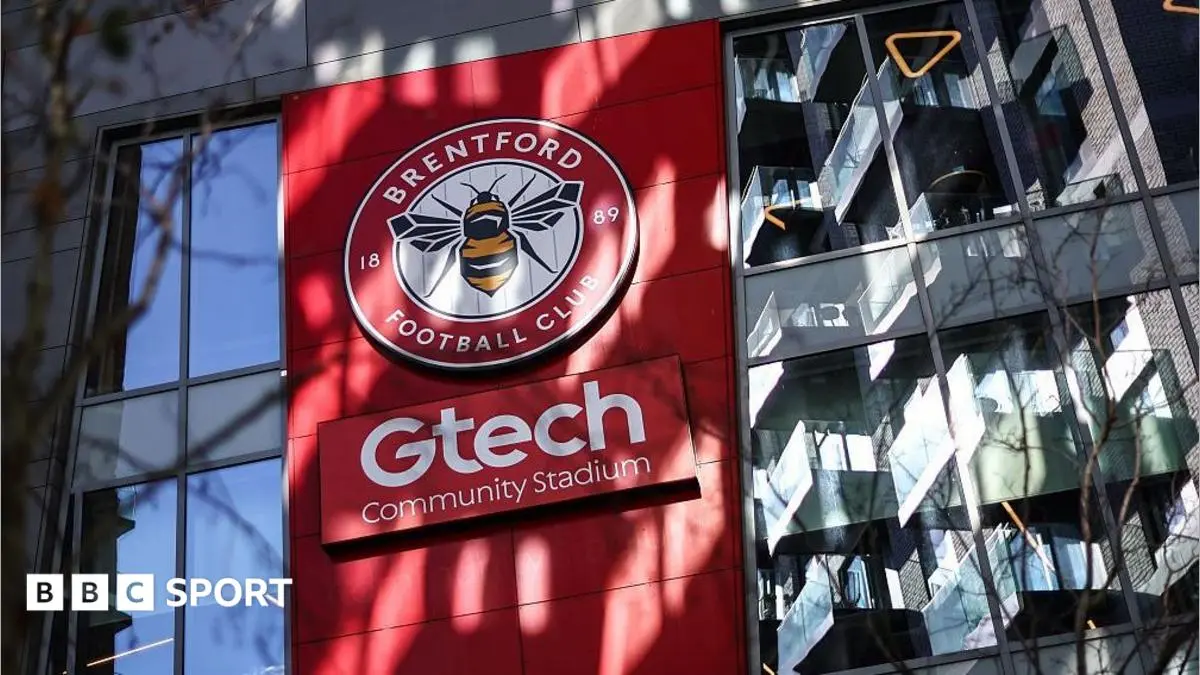 Brentford cere ajutorul poliției după ce o bile de rugby a zburat de pe un acoperiș pe teren