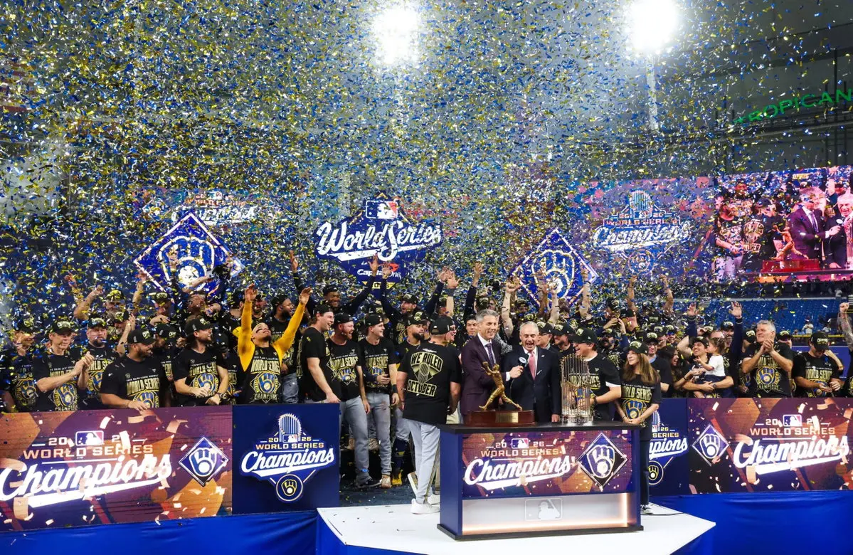Brewers aduc trofeul World Series la Lambeau Field după un sezon istoric