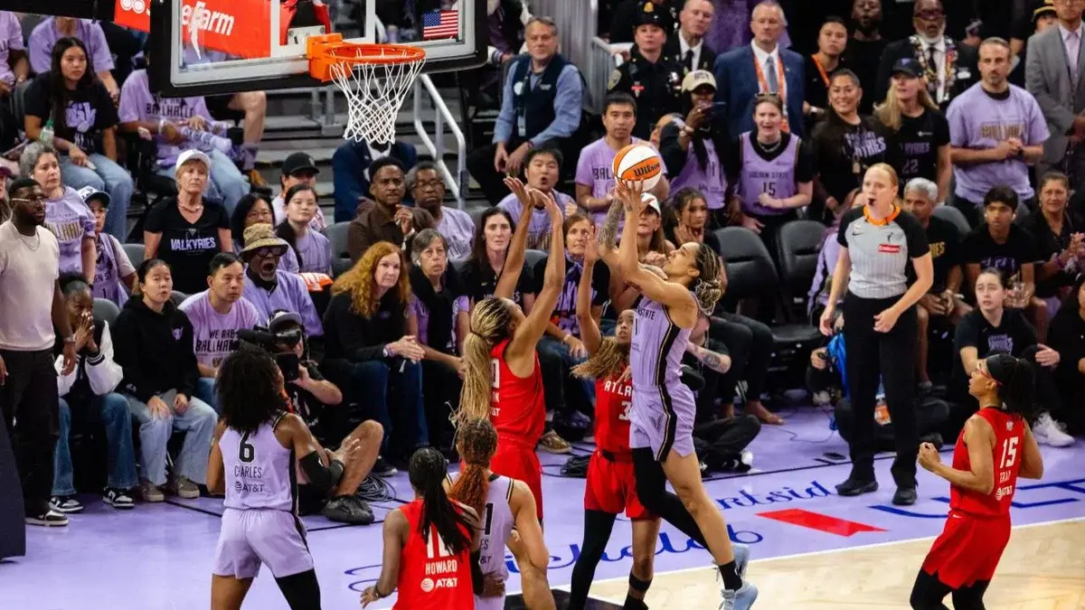 Dream și Valkyries au părăsit terenul în timpul imnului, Ron Harper le-a sprijinit