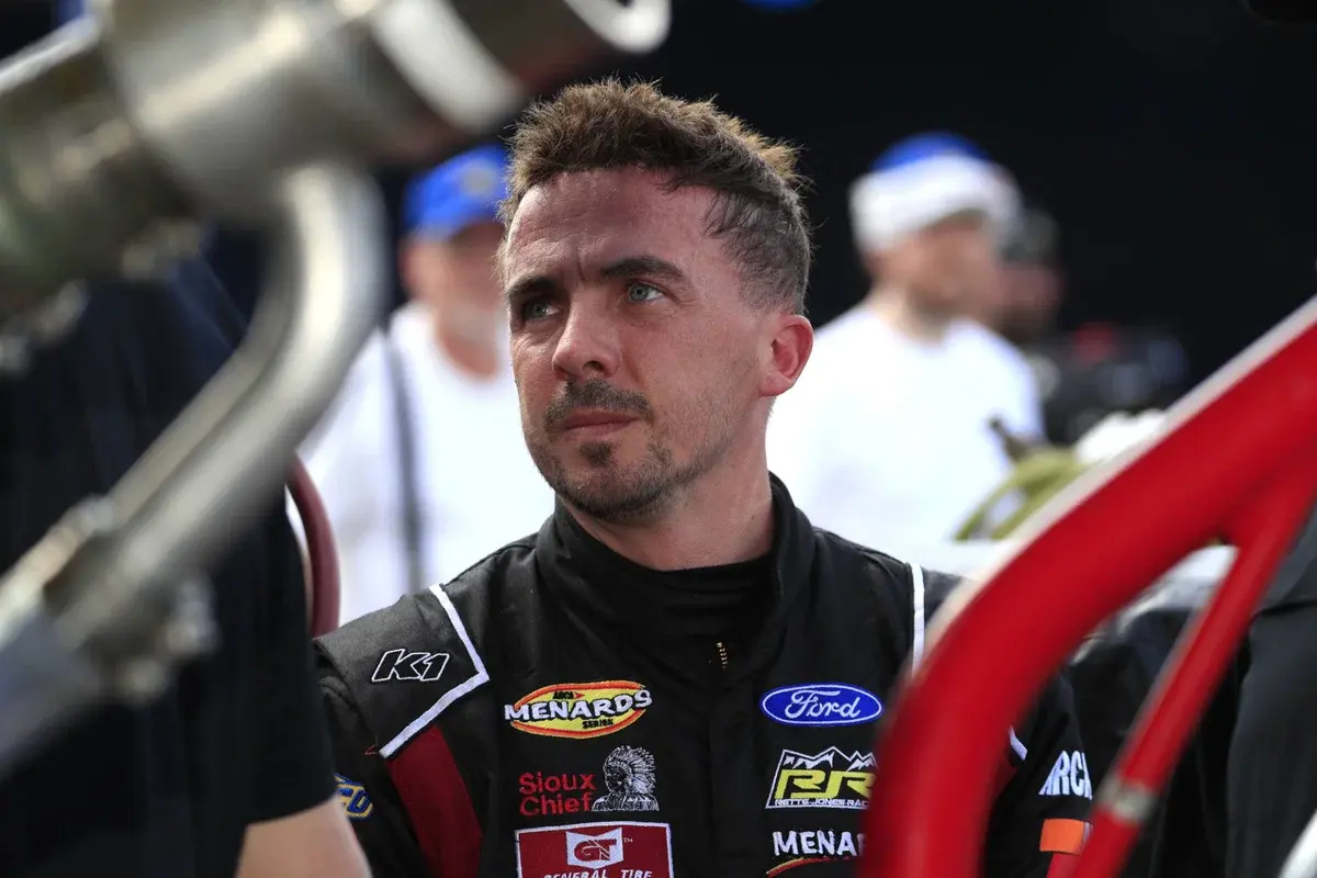Frankie Muniz rămâne în NASCAR, hotărât să continue deși sezonul este dificil