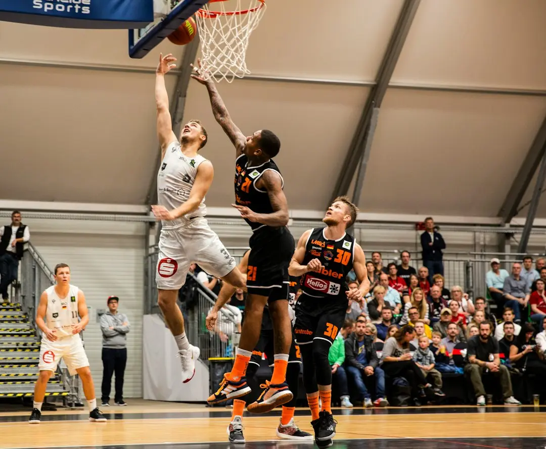 Sezonul NBA 2026/27 debutează cu mutări șoc și lupte grele pentru titlu