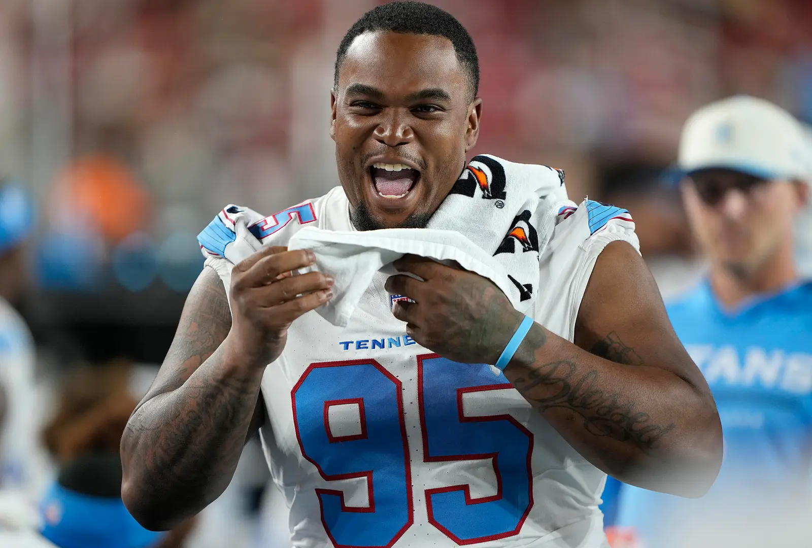 Titans au eliberat-l pe Jordan Elliott după incidentul cu arma în vestiar
